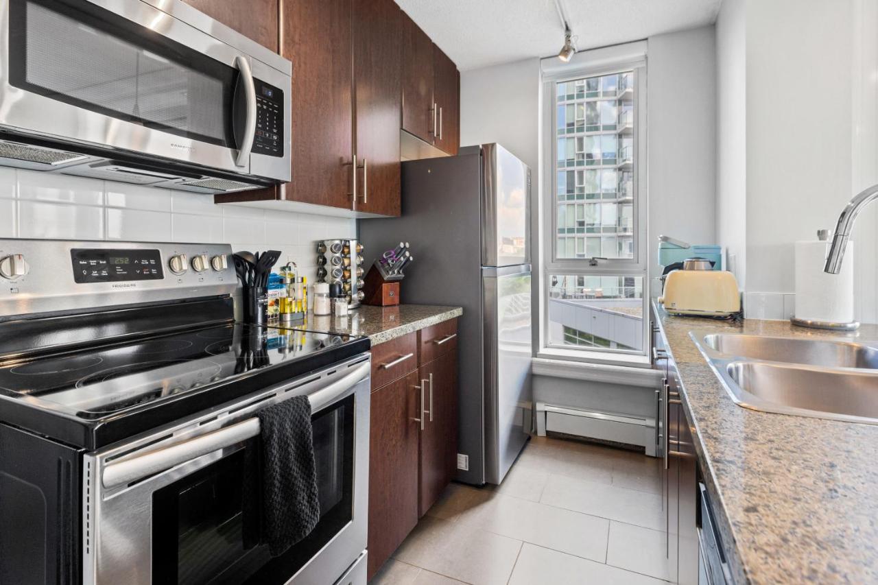 Gardenview Modern Condo With Parking, Gym, Pool, Ac Vancouver Exterior photo